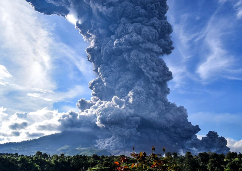 U Indoneziji se probudio vulkan; Mount Sinabung izbacio stup pepela 5 kilometara