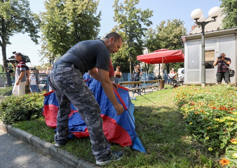 [VIDEO/FOTO] Digli šatore pred Klaićevom bolnicom: Bit ćemo ovdje dok ministar ne napiše pod kojim uvjetima obitelji mogu boraviti sa svojom djecom