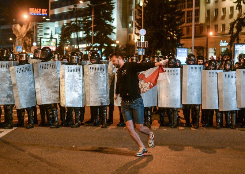 Nakon burne noći i stotina ozlijeđenih bjeloruska oporba odbija priznati Lukašenkovu pobjedu, uključila se i Poljska