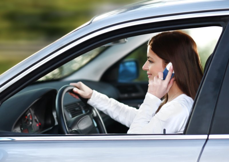Kod 28 posto prometnih nesreća uzročnik je mobitel