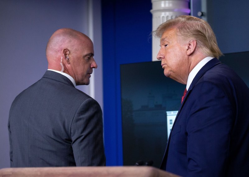 [VIDEO] Pucnjava ispred Bijele kuće: Pogledajte kako je tajna služba odvela Trumpa u Ovalni ured