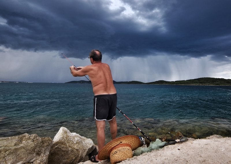 Poslijepodne se vrijeme mijenja: Stižu pljuskovi uz grmljavinu