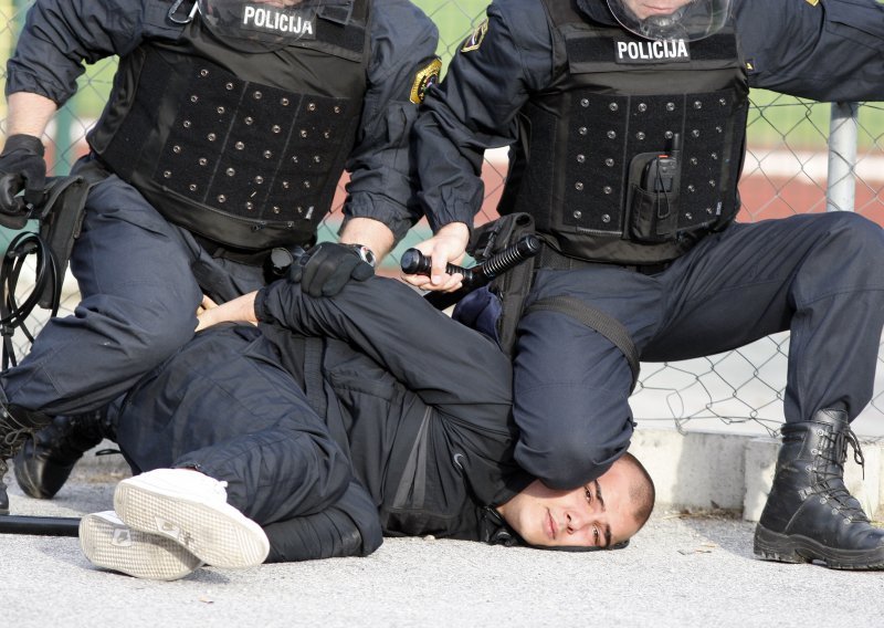 Sramota u Sloveniji, tučnjava policije i BBB-a
