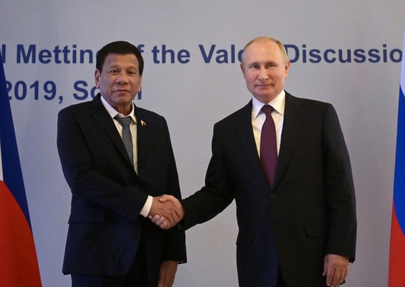 Predsjednik Filipina nudi se Putinu za pokus sa cjepivom, znanstvenici zgroženi