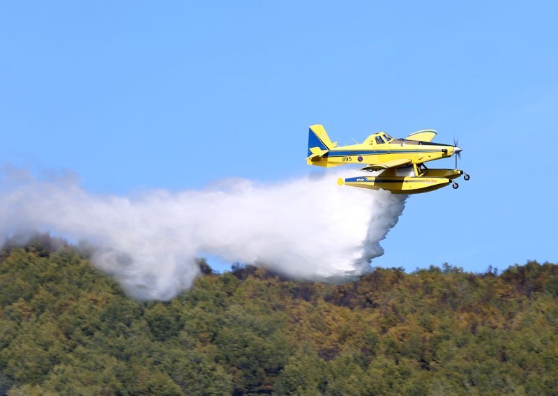Airtractor gasi požar na Kozjaku