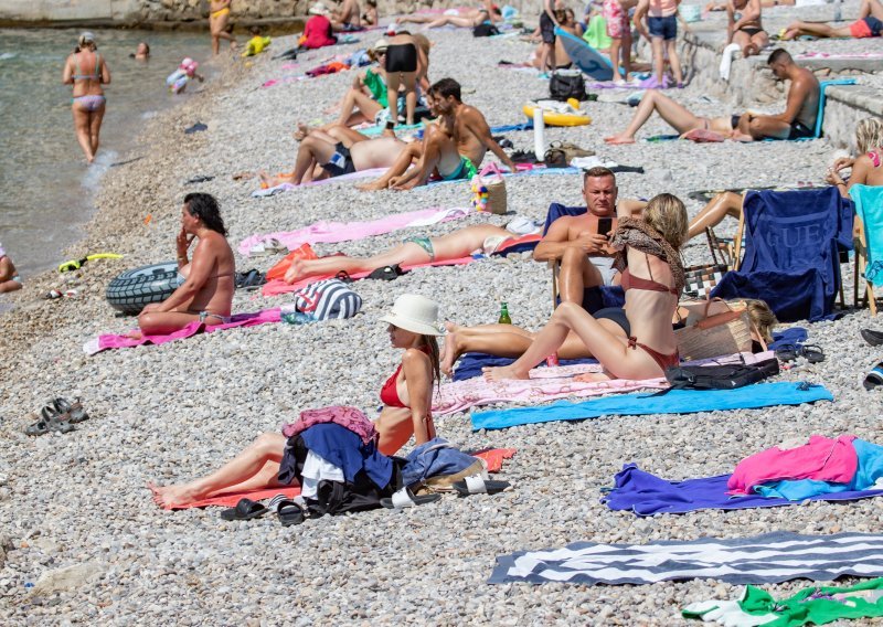 [FOTO/VIDEO] Samo sto metara od jedne od najpoznatijih plaža u Dubrovniku netko u more izlijeva - fekalije!