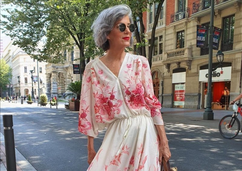 Ova 50-godišnja blogerica ne prestaje oduševljavati javnost, a sada je pronašla haljinu idealnu za žene u zreloj dobi