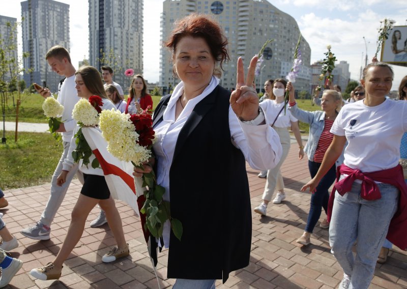 Neobičan prosvjed u Bjelorusiji: Žene dijele cvijeće po ulicama Minska