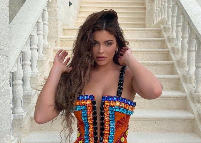 Istaknula bujne obline u haljini rađenoj samo za nju: Kylie Jenner ne prestaje se hvaliti Balmainovom kreacijom od 145 tisuća kuna