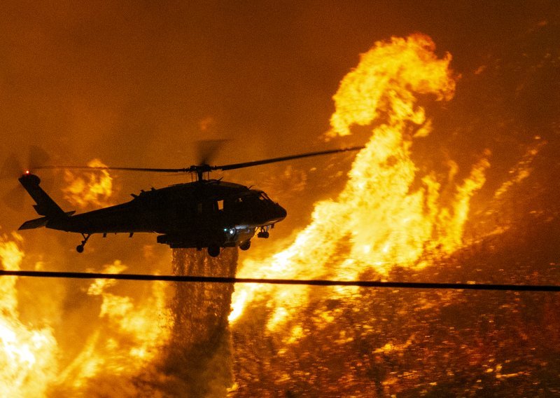 [FOTO] Kalifornija u plamenu; stotine vatrogasaca bori se s velikim požarom