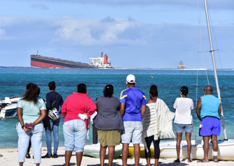 Drama na Mauricijusu: Šišaju kose i od njih rade brane kako bi zaustavili širenje naftne mrlje iz nasukanog tankera u laguni