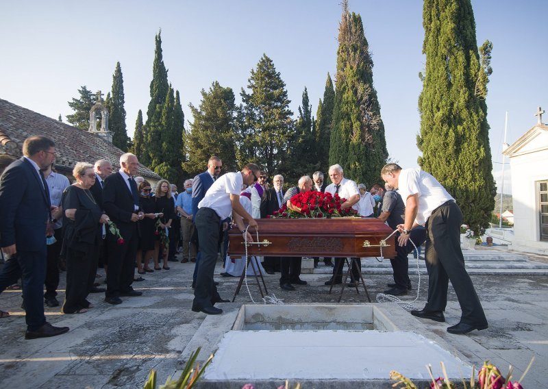 Na Gradskom groblju u Starom Gradu na posljednji počinak ispraćen akademik Tonko Maroević