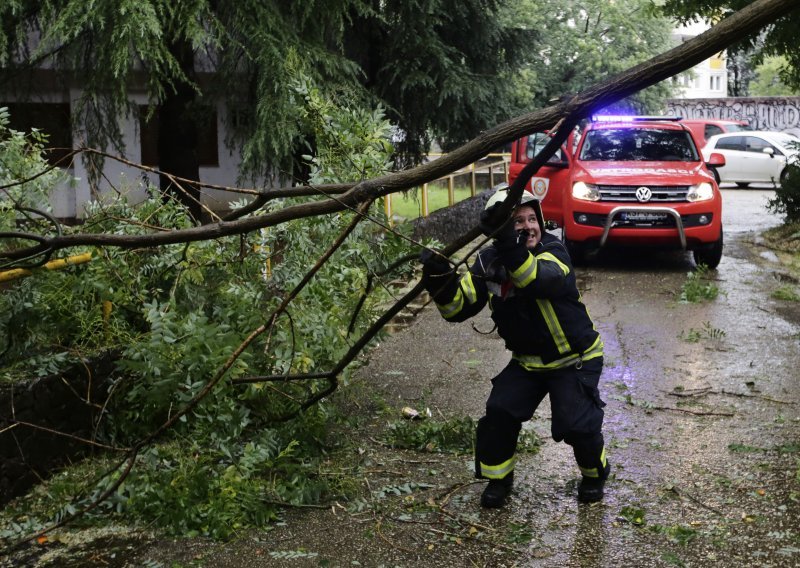 Nevrijeme poharalo Mostar; nestalo struje; snažan vjetar čupa stabla, inventar kafića završio u rijeci