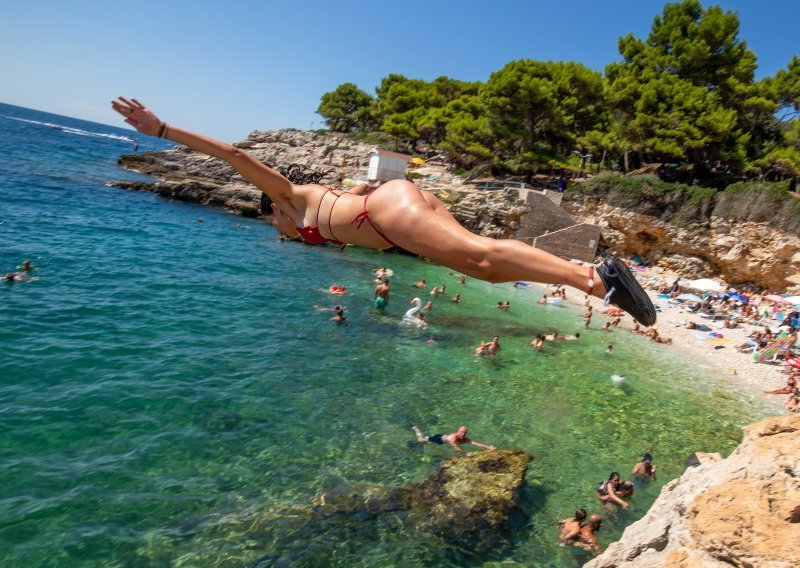 [FOTO] Lete kroz zrak, pedaliraju, rone i poziraju za fotke. Pogledajte kako se danas uživalo na pulskoj plaži