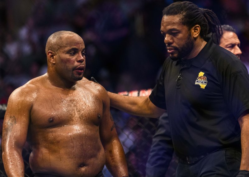 Licemjerni Daniel Cormier se žalio da je uboden u oko, ali predsjednik UFC-a mu je ekspresno spustio i najavio novi veliki spektakl