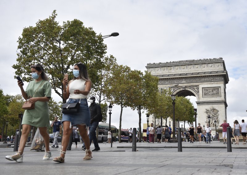 Policija izuzela bicikliste od nošenja maski u Parizu