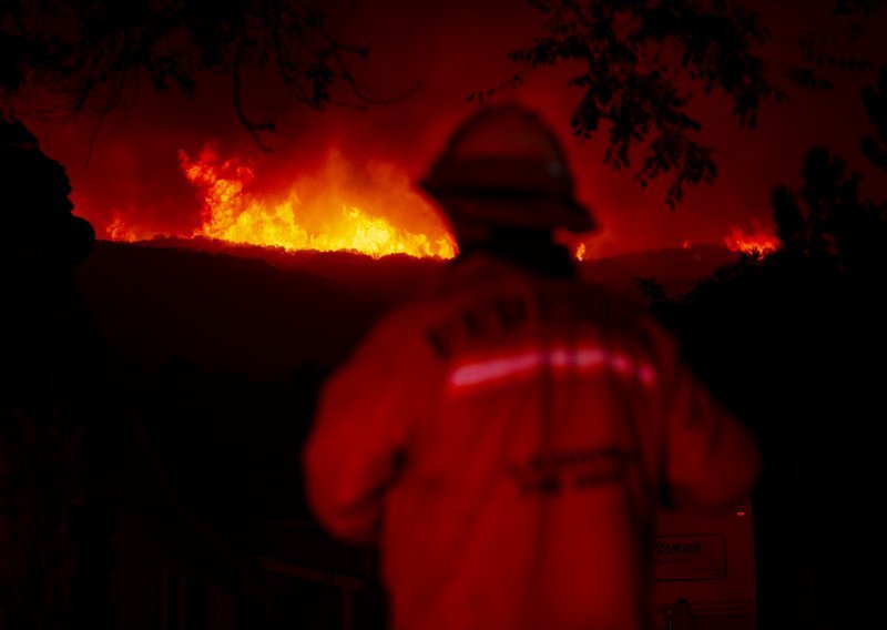 [FOTO/VIDEO] Ogromni šumski požar pokrenuo vatrene vrtloge u Sjevernoj Kaliforniji