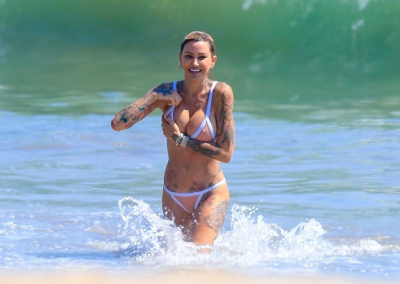 Ljepotica koja je zavela zvijezdu serije 'Beverly Hills' jedva je uspjela obuzdati obline u bikiniju