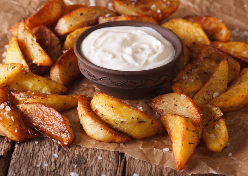Ovaj jeftin trik pomoći će vam da dobijete savršeno hrskave krumpire iz pećnice