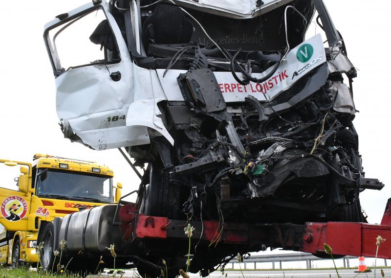 [FOTO/VIDEO] Strava na autocesti; kod Slavonskog Broda sudarila se dva kamiona, vozač ostao zaglavljen u kabini