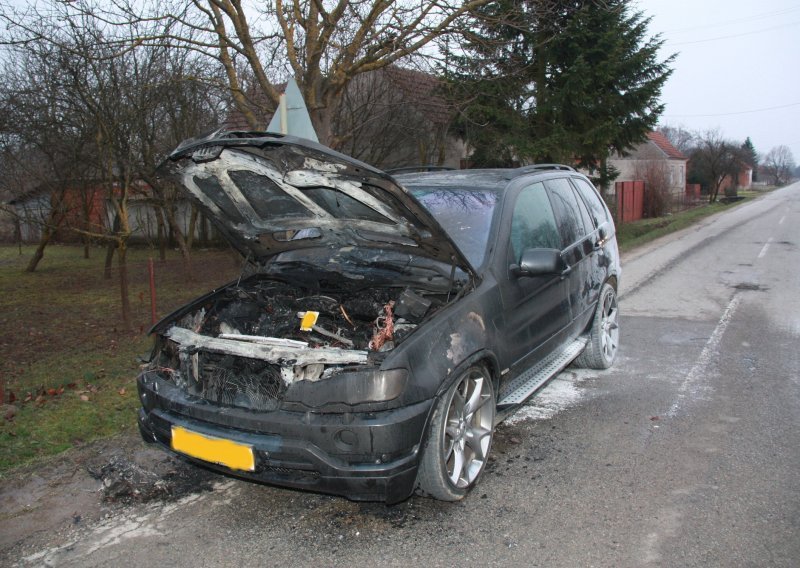 U vožnji planuo skupocjeni BMW X5