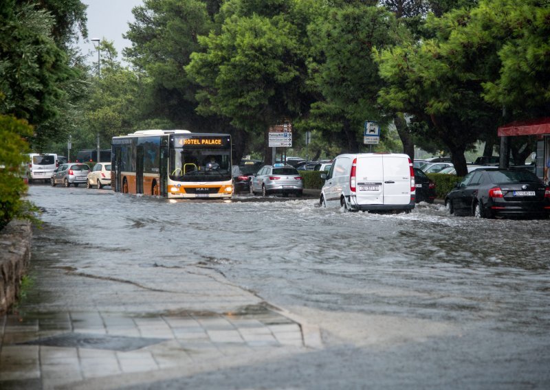 Zbrajaju se štete od nevremena: Poplavljene ulice, otrgnuta plovila i oštećeni krovovi