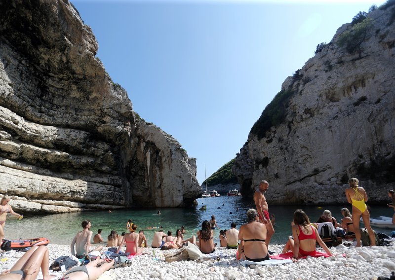 Iznenađenje za kupače: Članice ženske klape poput sirena zapjevale u čarobnom ambijentu Stinive