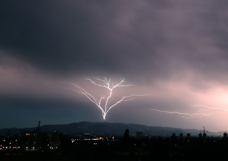 Djeca u šoku nakon što je grom pogodio trenera, liječnici se bore za njegov život