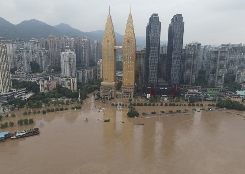 Rekordne poplave prijete divovskom Budi u kineskom Sečuanu, evakuirano više od 100 tisuća ljudi