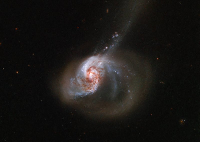 Teleskop Hubble snimio je fantastičan prizor: Pogledajte neobičnu galaksiju