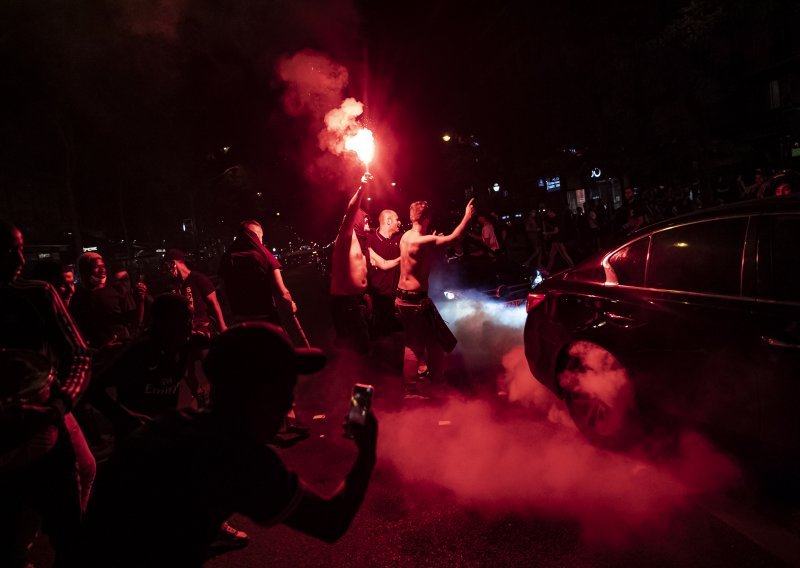 Ružna strana pobjede PSG-a; dio proslave se pretvorio u sukobe s policijom i niz krađa, a postavljene su i barikade