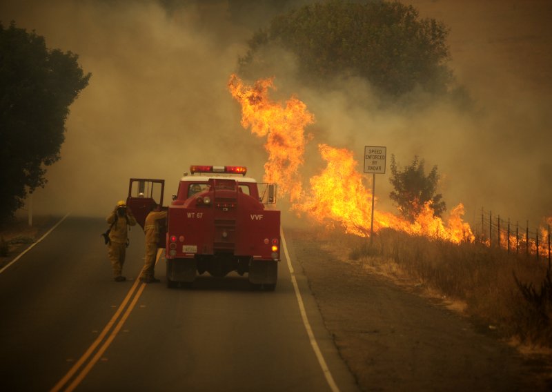 [FOTO] Šire se požari u Kaliforniji, evakuirano preko 175.000 ljudi