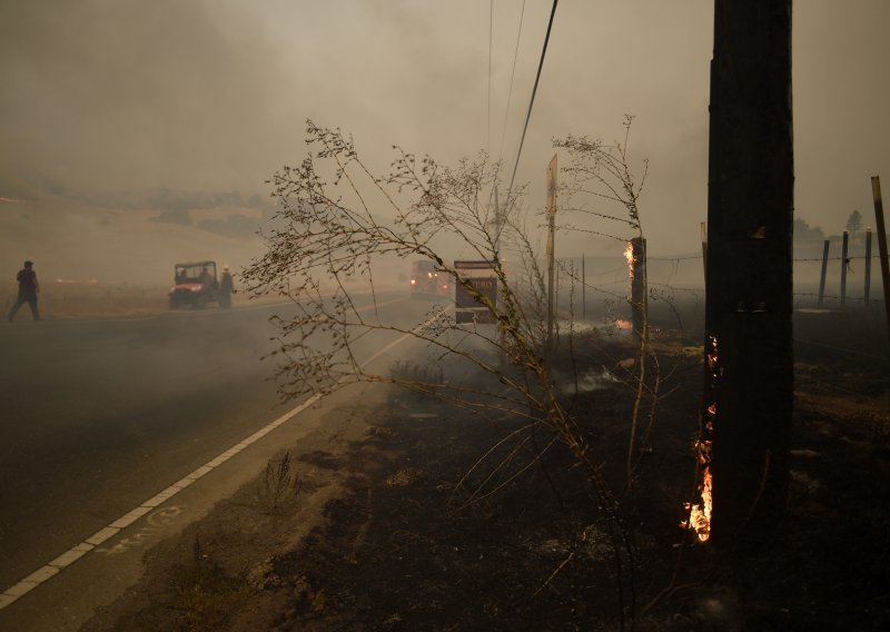 Metereolozi uključili crveni alarm; očekuje se širenje požara u Kaliforniji zbog munja i jakog vjetra