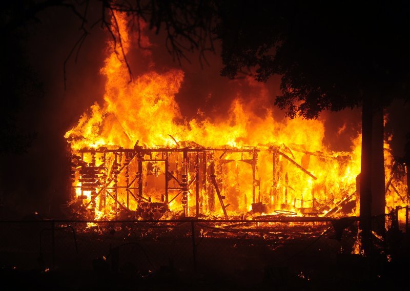 [FOTO] Požari izazvani tisućama munja bjesne Kalifornijom, deseci tisuća napustili domove