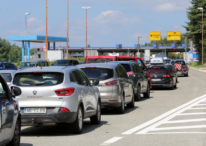 [FOTO/VIDEO] Već gužve na granici: Slovenci napuštaju Hrvatsku, uskoro službena odluka o crvenoj listi