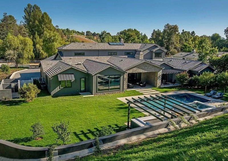 Iako se u njoj osjećala kao u svetištu, Kris Jenner prodala raskošnu vilu u susjedstvu kći i zeta