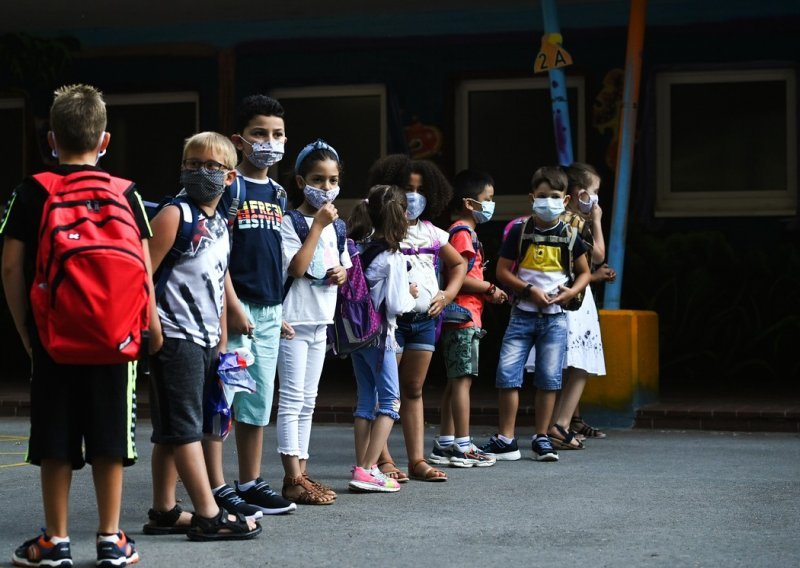 Oglasio se WHO: Preporuča se nošenje maski za djecu iznad 11 godina