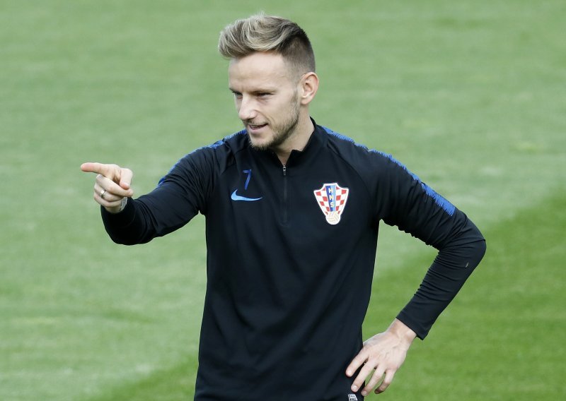[VIDEO] Ivan Rakitić na poseban način proslavio Sevillin naslov prvaka i postao viralni hit; Barceloni i njegovom prijatelju Marcelu Brozoviću ovo se neće svidjeti