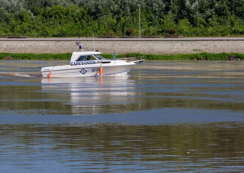 Prevrnuo se čamac na Dravi, petero spašenih, za jednom osobom se traga