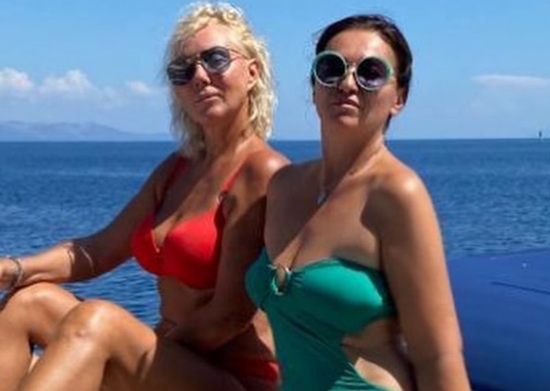 Zajedničko druženje na Visu: Lepa Brena i Nina Badrić pozirale u kupaćim kostimima