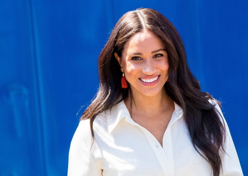 Ni Meghan Markle nije odoljela ovim pristupačnim bijelim tenisicama koje već nekoliko sezona dominiraju scenom