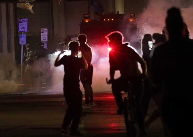 Nasilni prosvjedi u Wisconsinu nakon što su policajci upucali crnca
