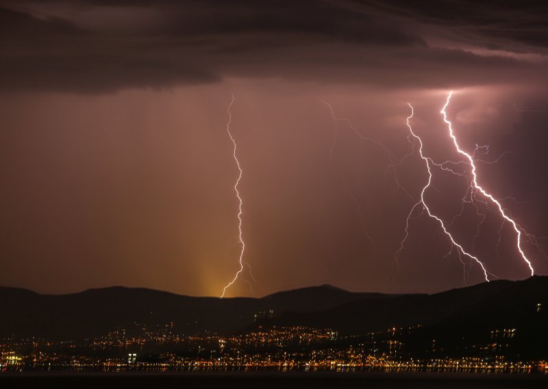 Grmljavinsko nevrijeme zahvatilo Dalmaciju: Povremeno nestajala struja, izbilo nekoliko požara