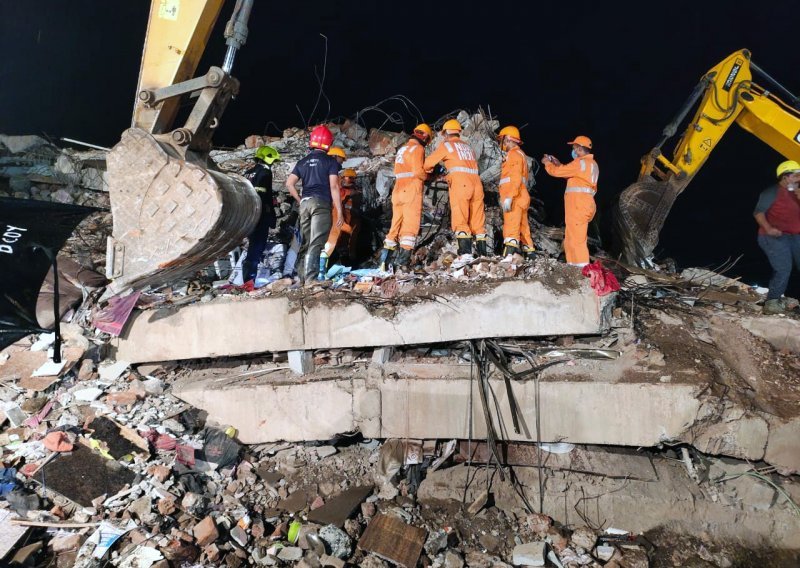 Više od 60 preživjelih izvučeno iz ruševina zgrade u Indiji