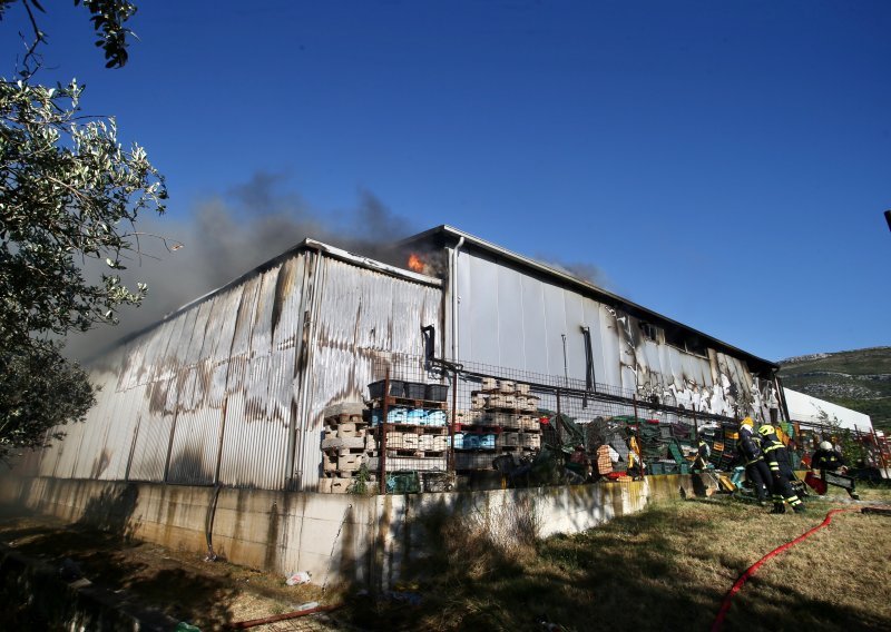 [VIDEO] Požar buknuo u tvornici za preradu ribe u Kaštel Novom
