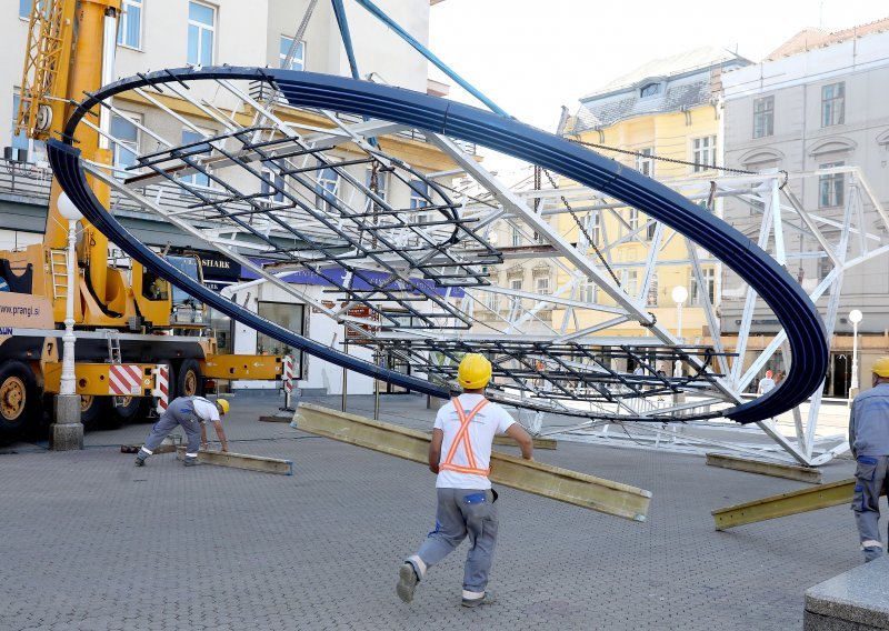 [FOTO/VIDEO] S glavnog zagrebačkog trga uklonjena poznata reklama, pogledajte kako je prošlo spuštanje divovske konstrukcije