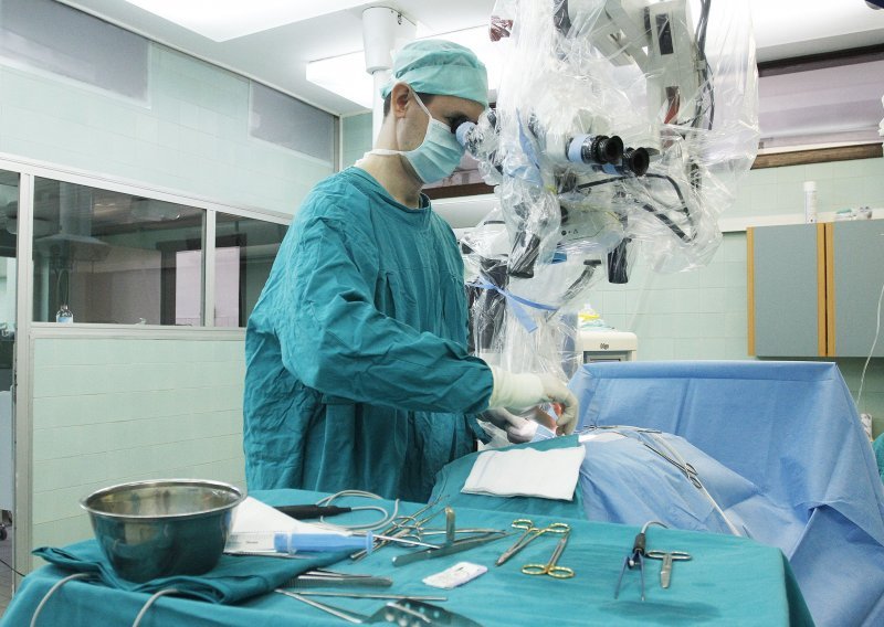 Izvanredno stanje u varaždinskoj bolnici: Čak 25 liječnika i sestara u samoizolaciji nakon hitne operacije mladića pozitivnog na Covid-19
