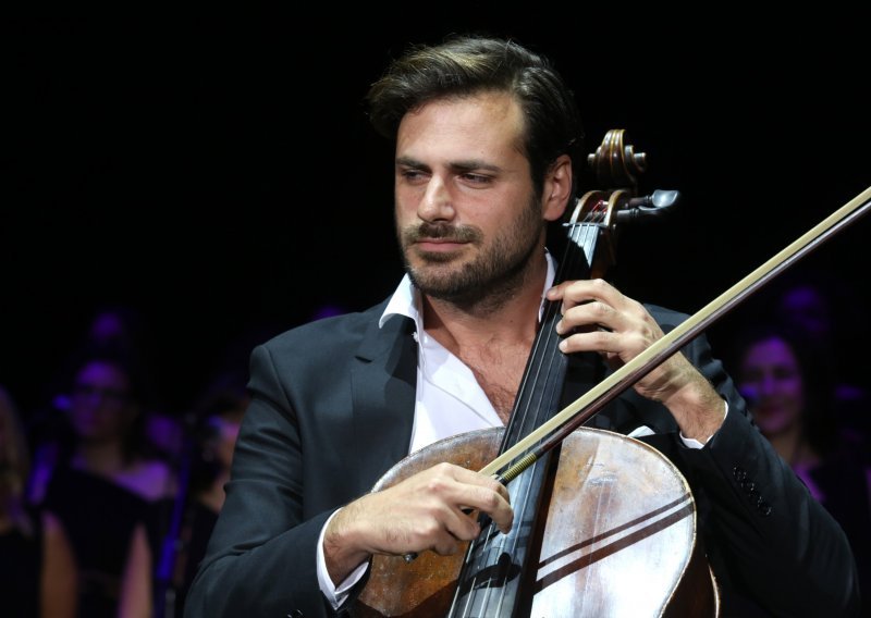 Stjepan Hauser ne odvaja se od lijepe Talijanke: Skupa zapjevali legendarni ljubavni hit