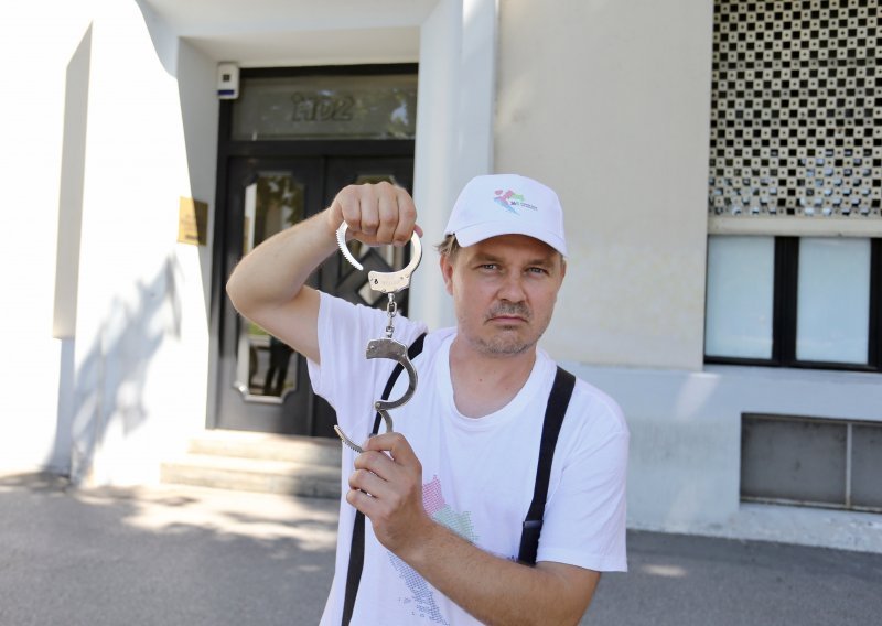 [FOTO/VIDEO] 'Gradonačelnik svemira' Dario Juričan pozvan na sud zbog postavljanja šatora ispred Zagrebačkog holdinga, a kao svjedoke želi zvati 'šatoraše' i Bandića