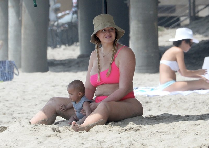 Četiri mjeseca nakon poroda slavna plus size ljepotica ponosno pokazala svoje obline u bikiniju, ali i celulit
